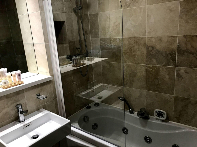 Bathroom 4, Violet Lodge, Dublin