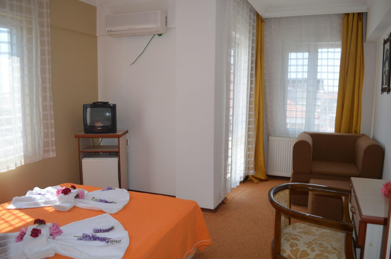 Bedroom 5, Megas Hotel, Ayvalık