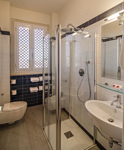 Bathroom 5, Hotel Alk, Lucca