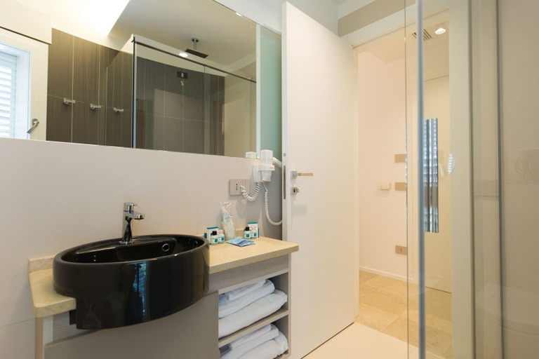 Bathroom 5, Scissure Sea Suite, Latina