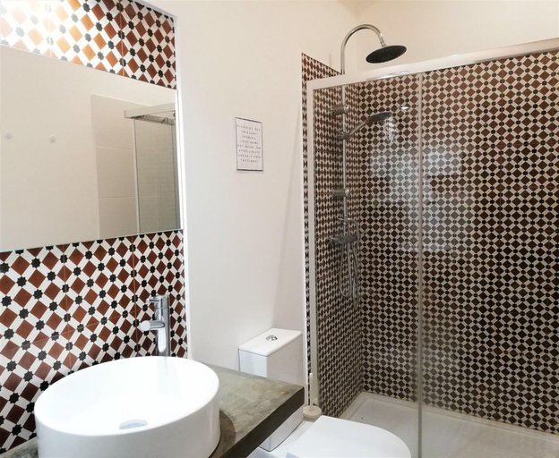Bathroom 5, Son of a Beach Hostel, Albufeira