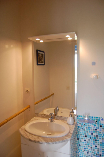 Bathroom 4, Chateau Le Souley, Gironde