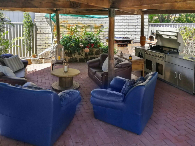 Public Area 2, Airport B&B, Belmont