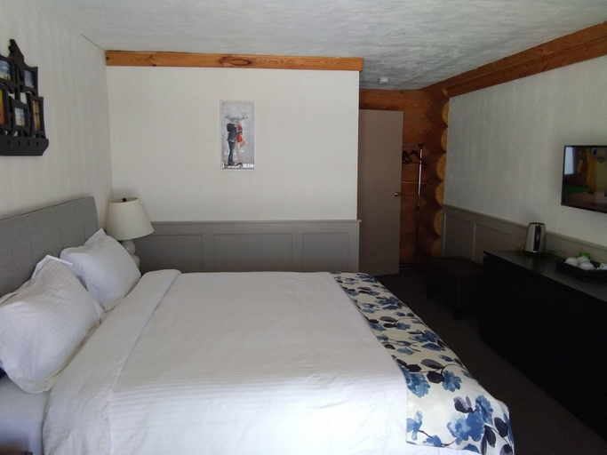 Bedroom 3, Cariboo Log Guest House, Cariboo