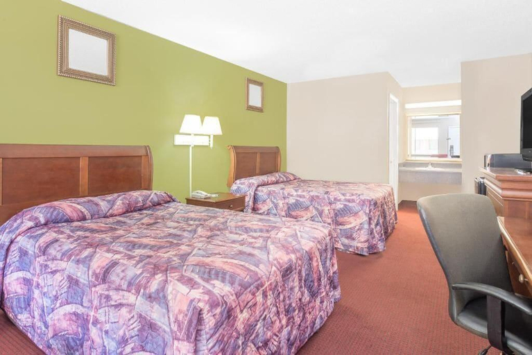 Bedroom 5, Super 8 Anniston, Calhoun