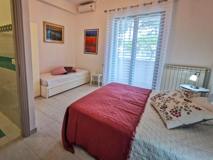 Bedroom 3, Torremerlata B&B, Napoli