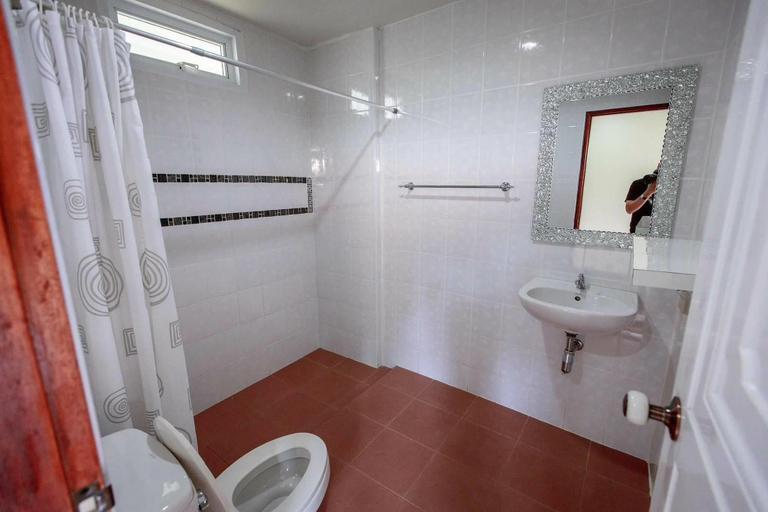 Bathroom 5, Ser-En-Dip-I-Ty, Ko Lanta