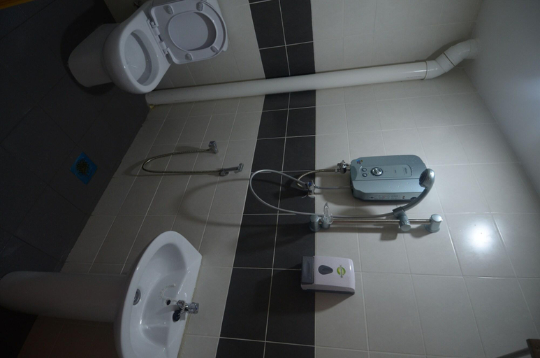 Bathroom 4, Kuok Pin Hotel, Kuching