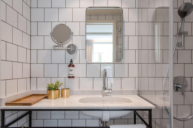 Bathroom 5, The Saul
