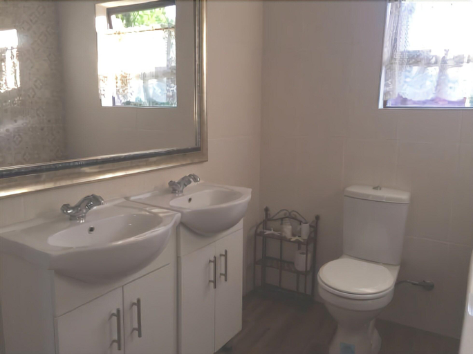 Bathroom 4, Cura Lodge, Mangaung