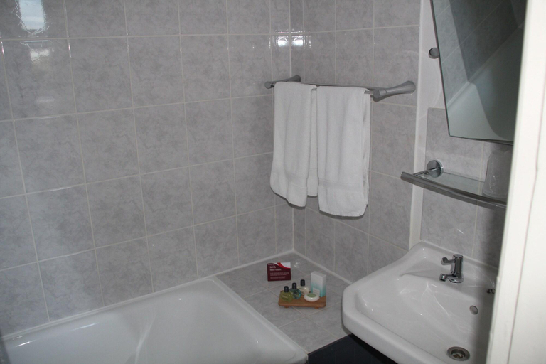 Bathroom 4, The Kenbury, Isle of Wight