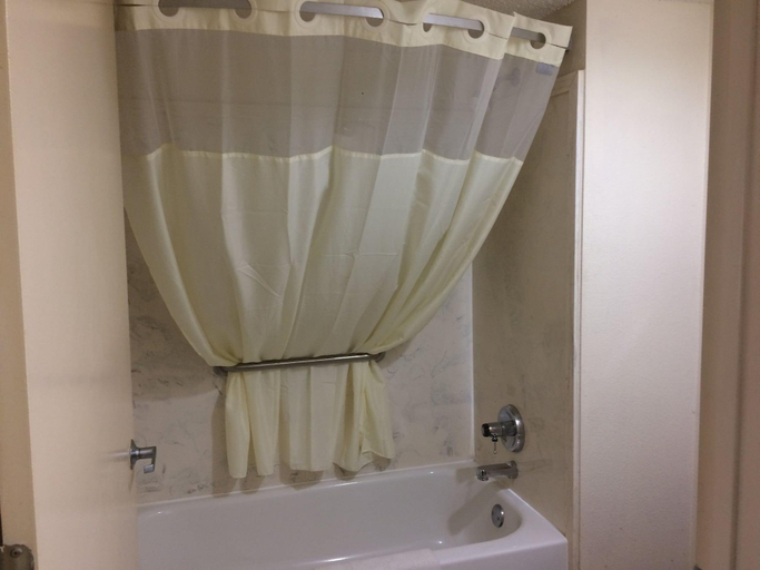 Bathroom 5, Luxury Inn And Suites, Dallas