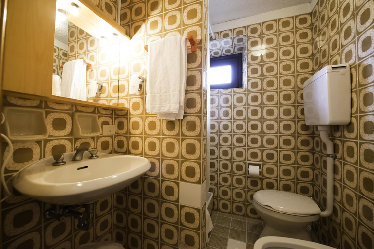 Bathroom 4, Hotel Teola, Sondrio