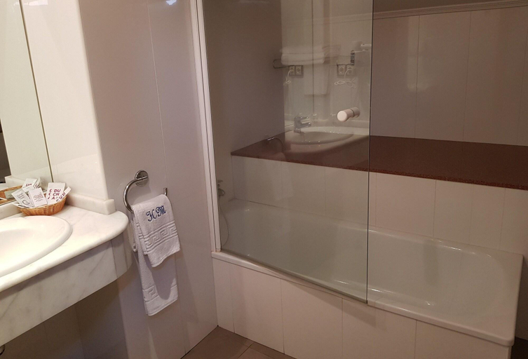Bathroom 4, Hotel Meleiros, Zamora