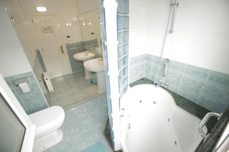 Bathroom 4, Gijon Surf Hostel, Asturias