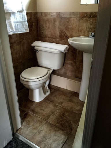 Bathroom 4, Steelhead Inn, Erie