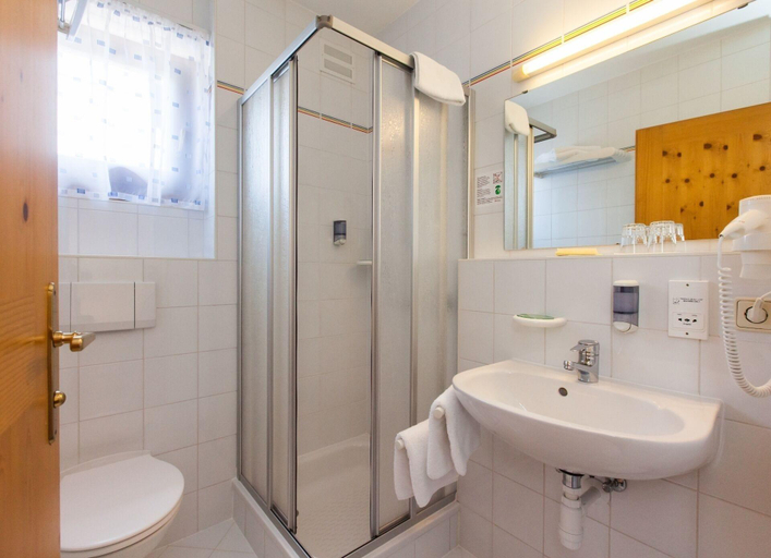 Bathroom 4, Dachstein West Sporthotel, Hallein