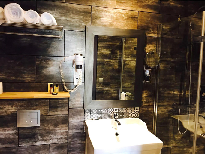 Bathroom 5, Hotel du Commerce, Tarn-et-Garonne