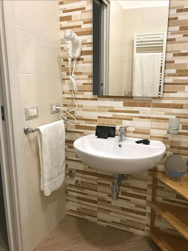 Bathroom 5, Le Tre Gemme, Napoli