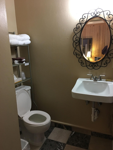 Bathroom 3, THE RED LODGE INN, Carbon