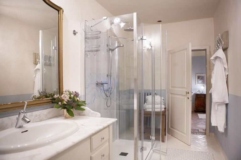 Bathroom 5, Villa Fillinelle, Florence