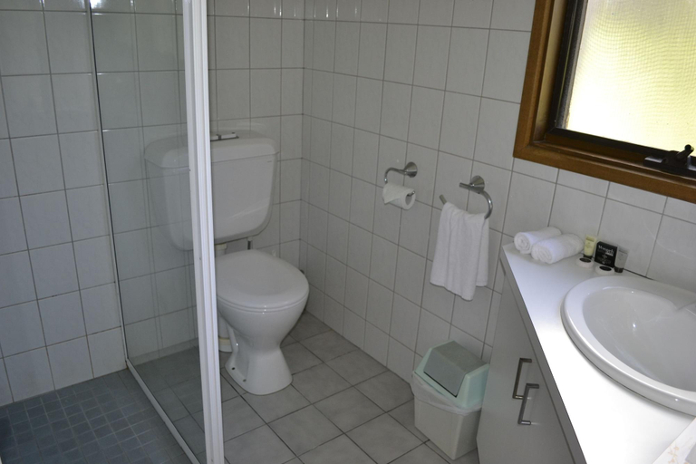 Bathroom 4, Lightkeepers Inn Motel, Surf Coast - West