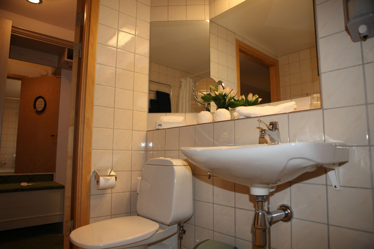 Bathroom 4, Hotel Mölndals Bro, Mölndal