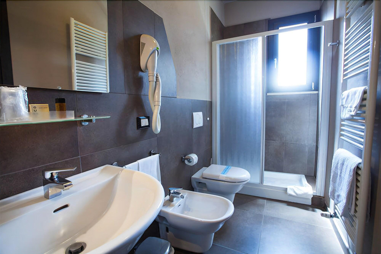 Bathroom 4, Hotel Le Badie, Livorno
