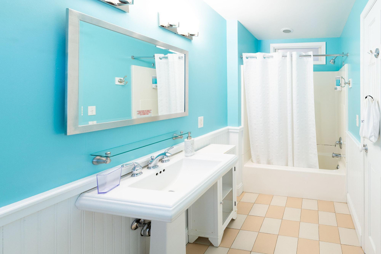 Bathroom 5, Canalside Inn, Sussex