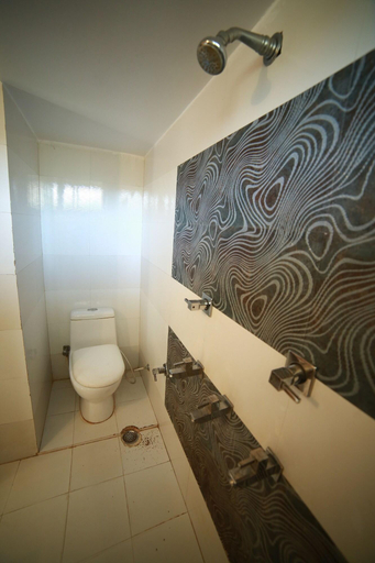 Bathroom 5, Shri Ganesh Hotel - 200 Meters from Nakki Lake Mount Abu, Sirohi