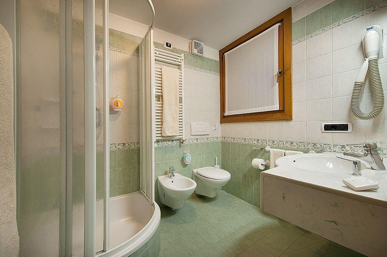Bathroom 4, Hotel Steinbock, Sondrio