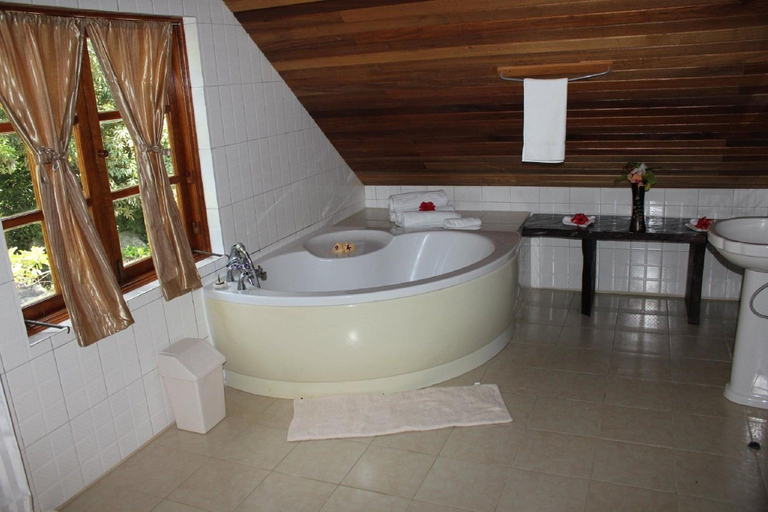 Bathroom 4, Kaz Ladouceur House