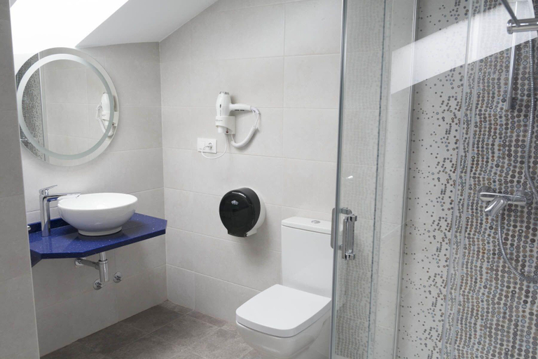 Bathroom 5, Hotel Mica, Lugo