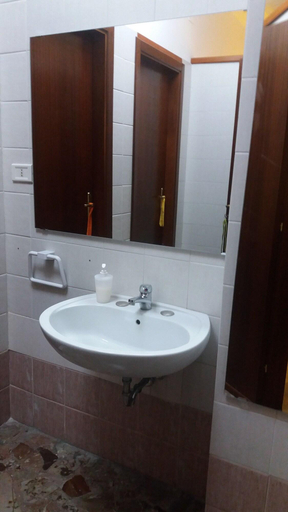 Bathroom 4, B&B Napoli City Central Station, Napoli