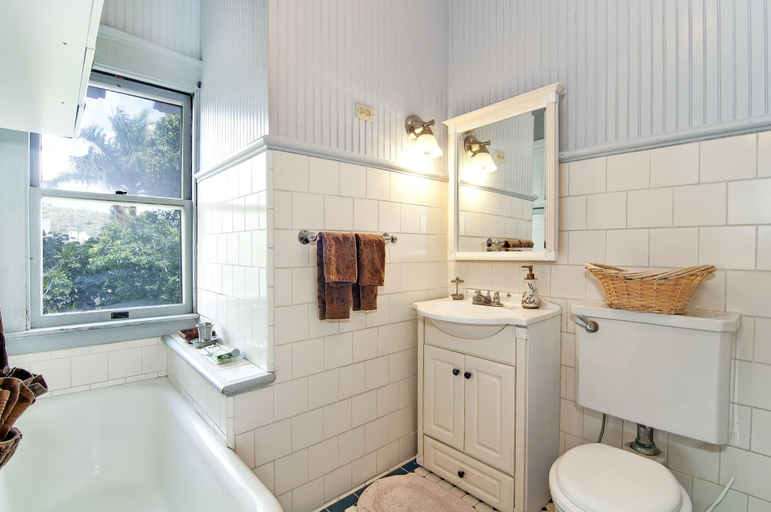 Bathroom 4, Manoa Valley Inn, Honolulu