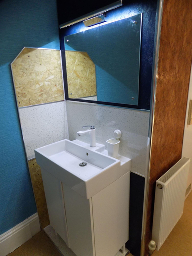 Bathroom 4, Sea Bed, Cornwall