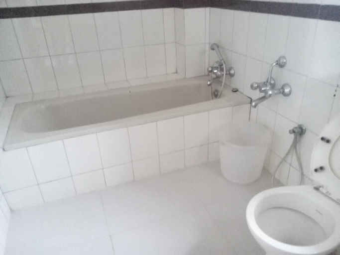 Bathroom 5, Hotel Preethi Palace, The Nilgiris
