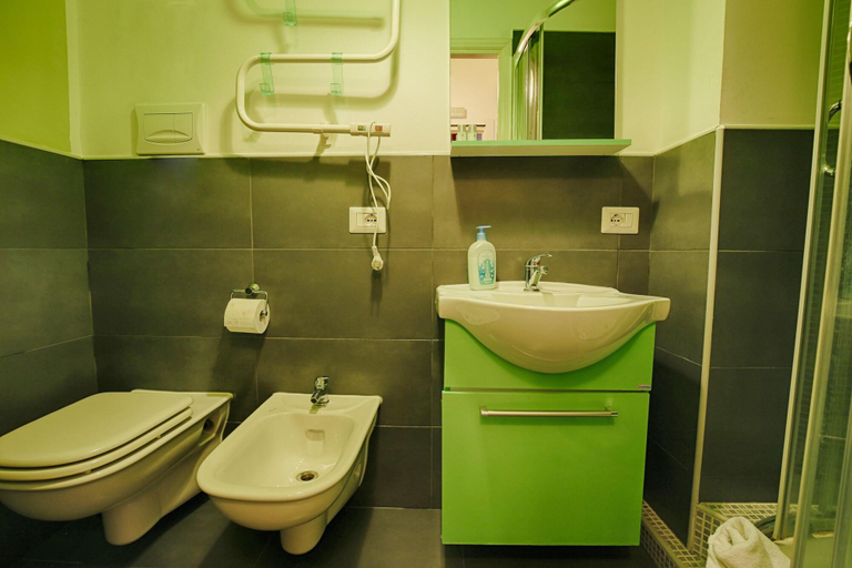 Bathroom 4, Jet Lag, Rome