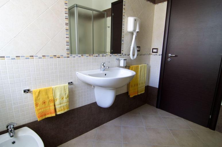 Bathroom 3, B&B La Porta Accanto, Sassari