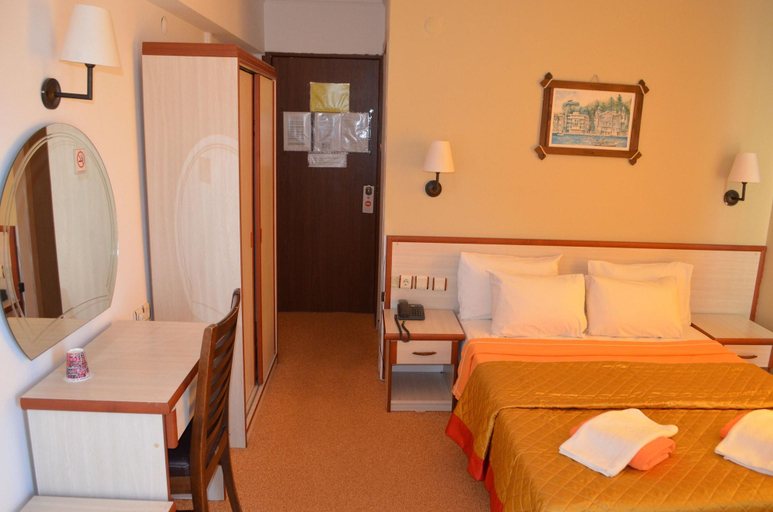 Bedroom 5, Megas Hotel, Ayvalık