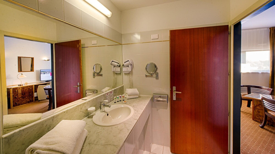 Bathroom 5, Bolton White Hotel, AbujaMun