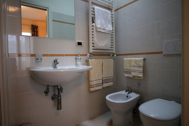 Bathroom 5, B&B Le Parmente, Lecce
