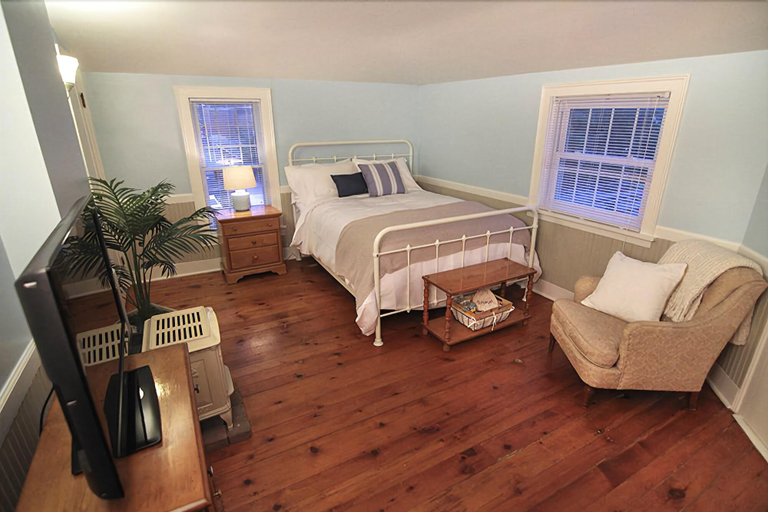 Bedroom 5, The Laurentide Inn, Yates