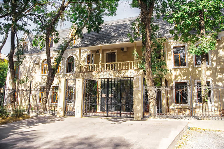 Exterior & Views