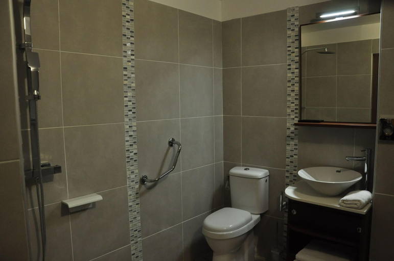 Bathroom 4, Massilia Hôtel, Bouches-du-Rhône