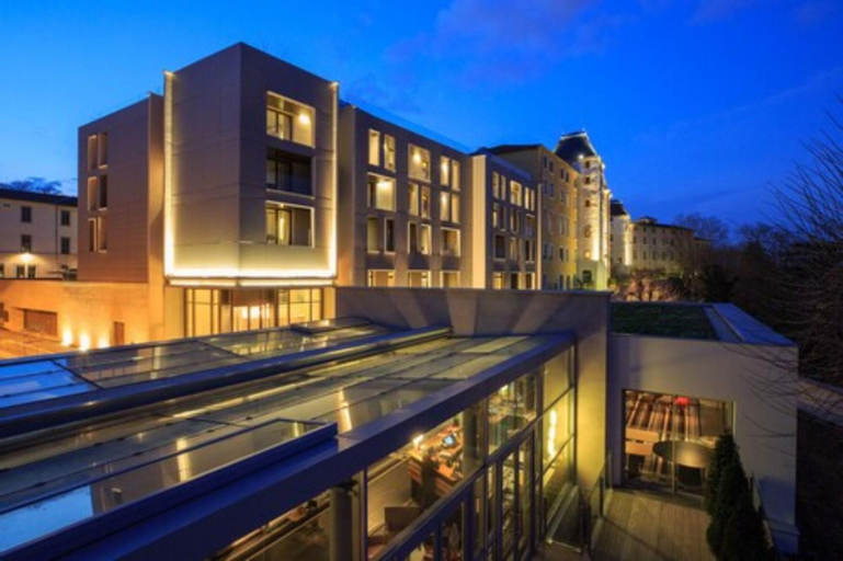 Exterior & Views 17