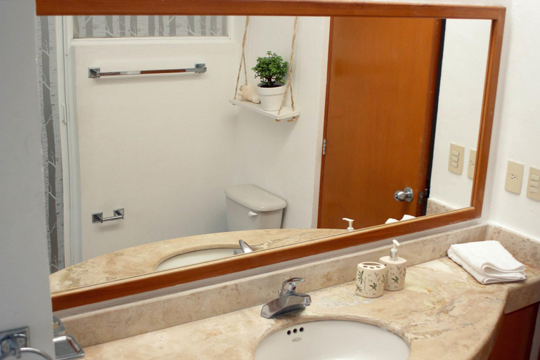 Bathroom 2, B and B SiPlaya, Cozumel