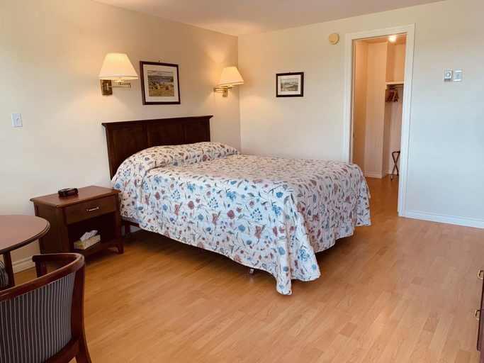 Bedroom 3, The Cavendish Motel, Queens