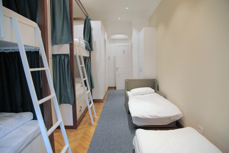 Bedroom 3, Karavan Inn, Belgrade