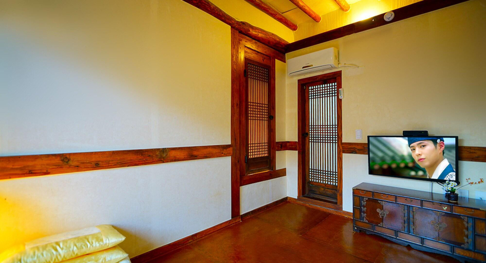Bedroom 3, Kkot Daegwol, Jeonju